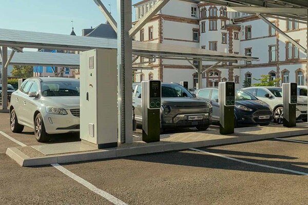 Parcheggio con stazioni di ricarica witty park 2 per veicoli elettrici e pensiline con pannelli solari