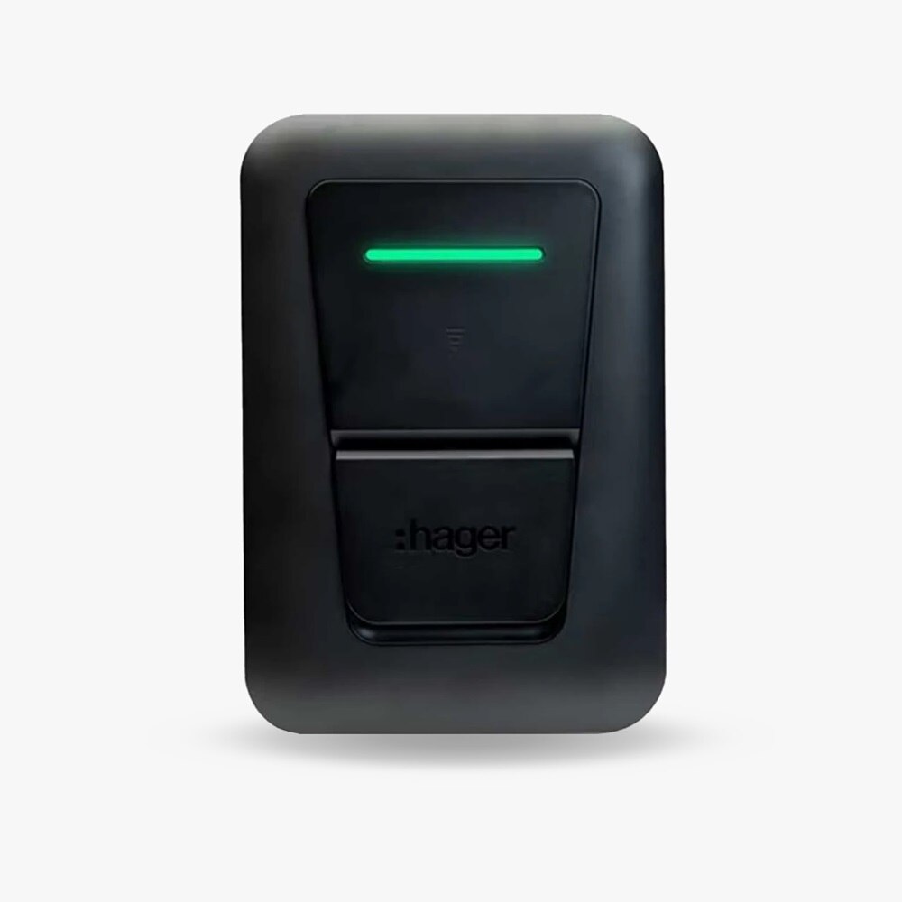 Vista frontale della wallbox witty plus con cover di colore nero su sfondo grigio