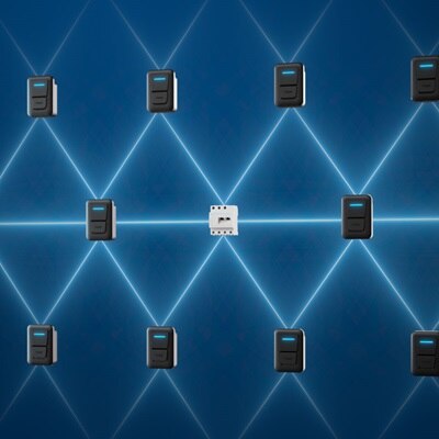 Vista frontale su sfondo blu dell'inter­faccia di backend per connes­sione via CPO XEM520 e dieci wallbox witty con reticolato di fondo per evidenziare il concetto di gestione delle stazioni di ricarica