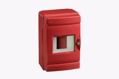 Vista a ¾ del centralino Pablo Emergenza IP65 CE 04 R di colore rosso su sfondo neutro grigio.