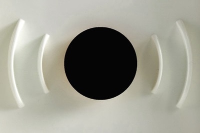 Dettaglio della stampa a rilievo delle onde poste ai lati della sede pulsante sul frontale di plastica del centralino di emergenza Pablo IP55 CE PULS R