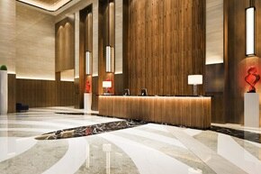 Vista di una reception di un hotel di lusso