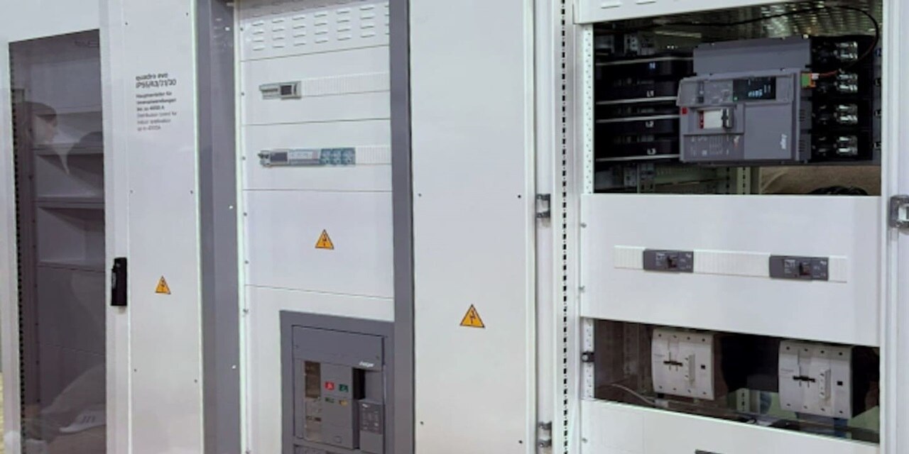 Quadro distribuzione quadro evo Hager con interruttori scatolati h3+ in primo piano e interruttori modulari 