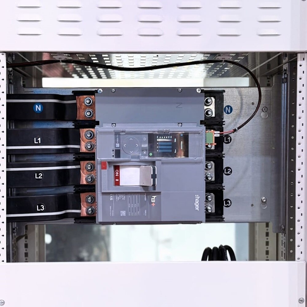 Interruttore automatico sentinel Energy h3+ PW1600 montato su quadro di distribuzione quadro evo