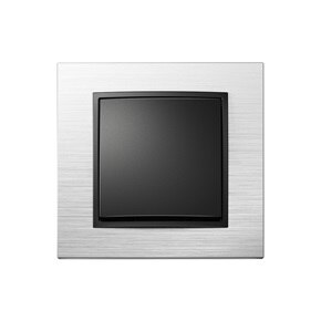 Vista frontale dell'interruttore della luce della serie di design Berker B.7 con bilanciere nero e telaio in alluminio anodizzato su sfondo bianco