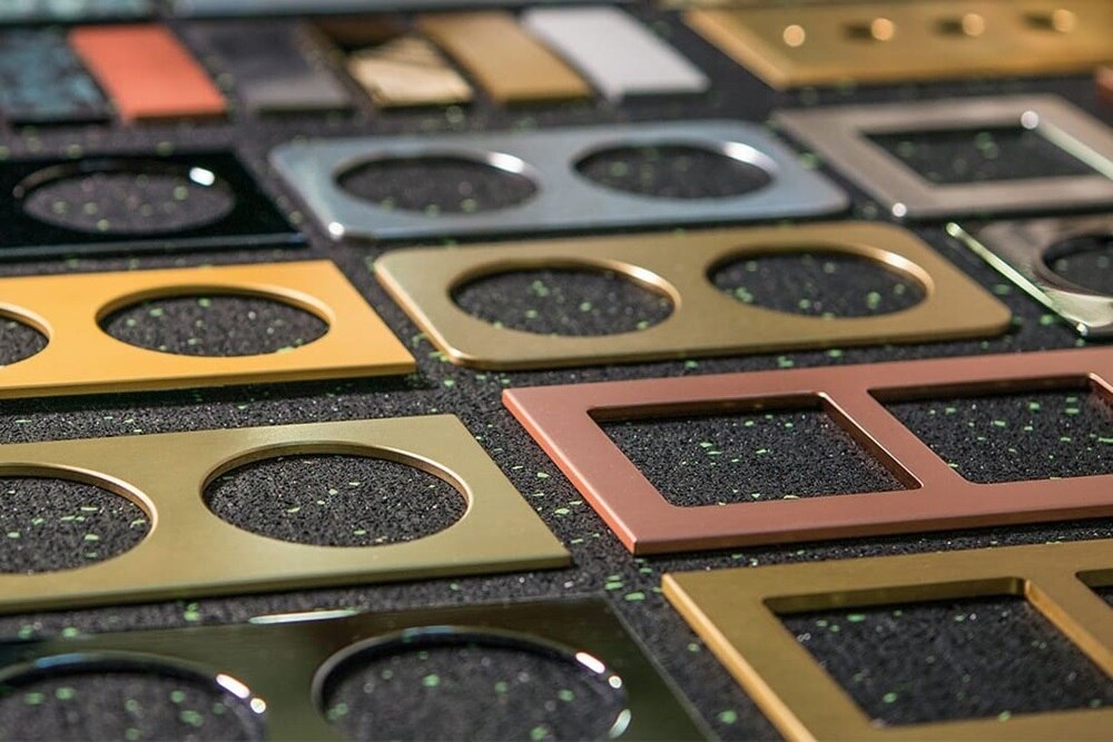 Primo piano di varie cornici Berker personalizzate in manifattura con colori e texture differenti.