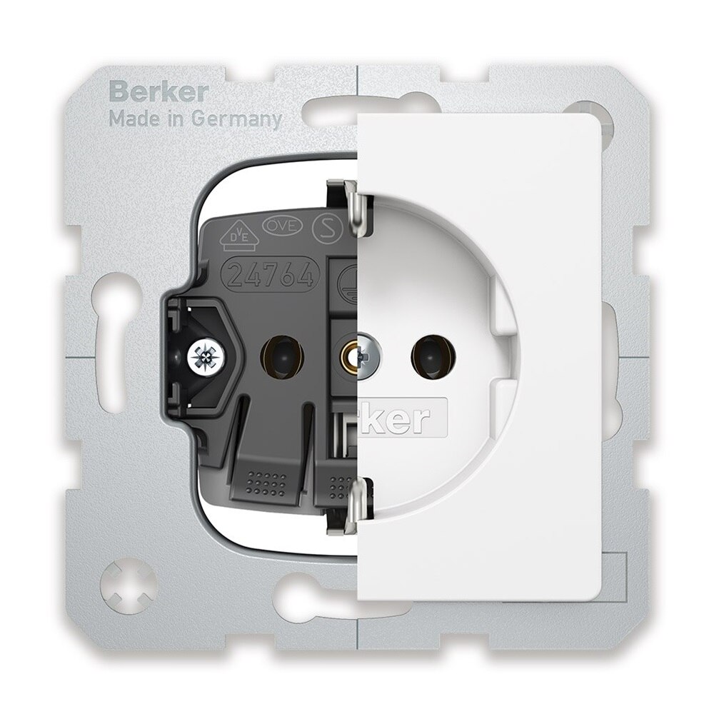 Vista frontale di uno spaccato della presa presa Berker S.1 con ritaglio parziale sul lato destro di un pezzo centrale della presa in bianco
