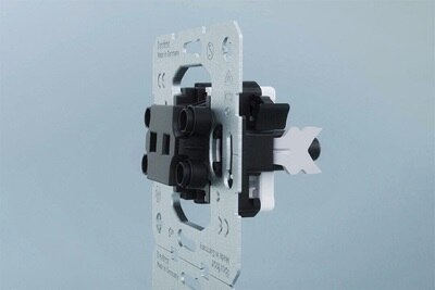 Vista laterale di un interruttore Berker Q.1 a filo muro, senza interruttore e senza cornice.