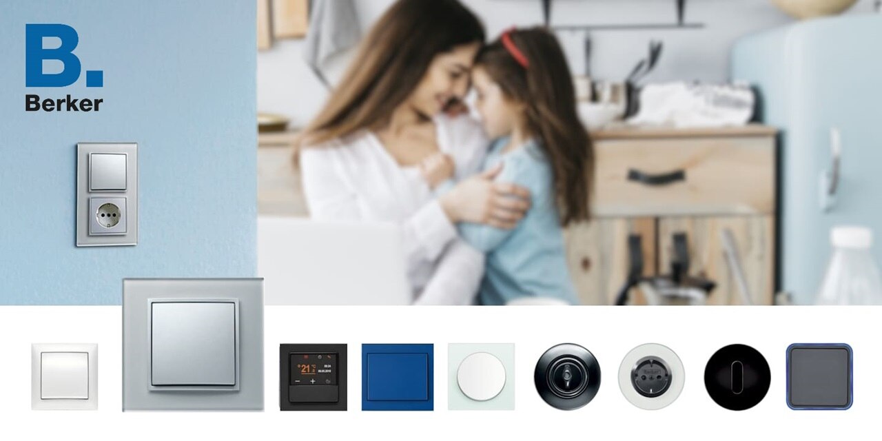 Interruttore e presa Berker B con cornice a due moduli di colore argento installato su una parete azzurra, in una cucina in cui sono presenti madre e figlia abbracciate, sedute al tavolo. Nella parte inferiore sono mostrati diversi modelli e finiture di interruttori e placche Berker.
