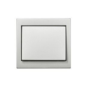 Vista frontale dell'interruttore della luce della serie di design Berker K.5 con bilanciere a 1 via e cornice quadrata in argento su sfondo bianco