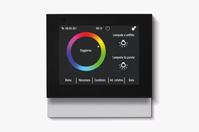 Vista frontale dell'unità di controllo ambiente Berker Touch Control e del regolatore di temperatura con ampio display a colori in nero su sfondo neutro