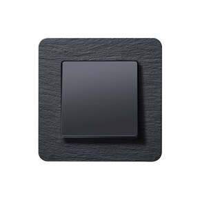 Vista frontale dell'interruttore della luce della serie di design Berker Q.7 con bilanciere a 1 via e cornice con effetto ardesia in nero su sfondo bianco