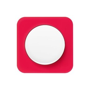 Vista frontale dell'interruttore della luce della serie di design Berker R.1 con pulsante rotondo bianco e cornice con angoli arrotondati rossa in acrilico su sfondo bianco