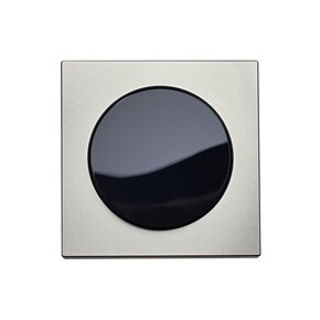 Vista frontale dell'interruttore della luce della serie di design Berker R.3 con pulsante rotondo in nero lucido e cornice in acciaio inossidabile su sfondo bianco