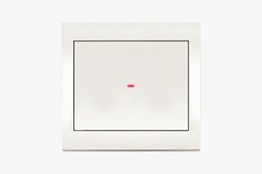 Vista frontale dell'interruttore della luce Berker K.1 con bilanciere a 1 via, incluso LED di funzionamento e cornice quadrata in bianco su sfondo neutro