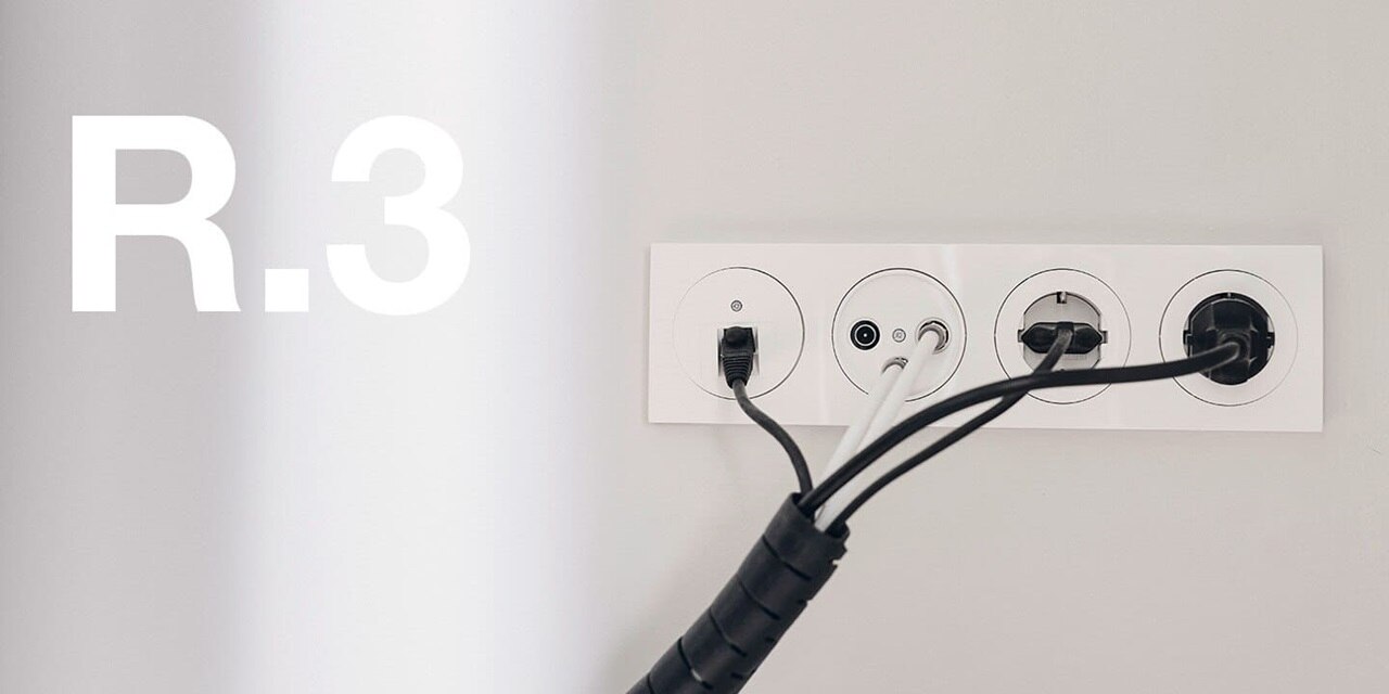 Vista del modulo a 4 vie in bianco della gamma di interruttori Berker R.3 con presa di rete, presa per antenna e due prese Schuko