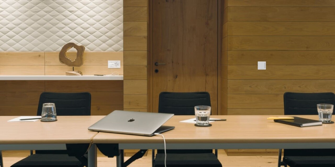 Esempio installazione a parete di un sensore di CO2 in una sala riunioni di un hotel