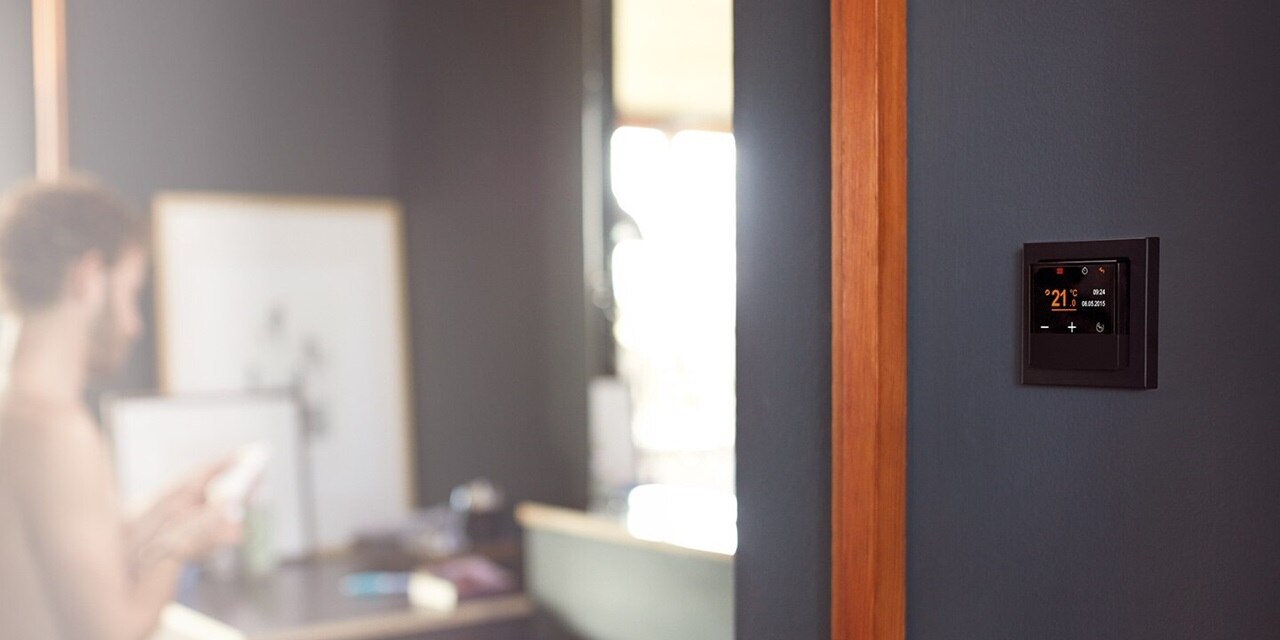  Esempio di installazione del termostato ambiente Berker Q.1 con display nero su parete intonacata grigia