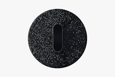 Vista frontale dell'interruttore Berker R.classic personalizzato, impreziosito con cristalli Swarovski neri nella manifattura Schalksmühle.