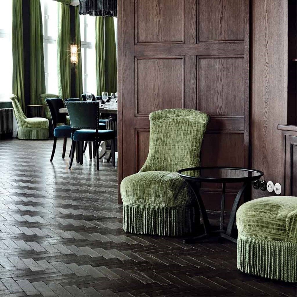 Esempio di installazione di interruttori e prese Berker Serie 1930 con placche di copertura bianche e nere in porcellana montate sulla boiserie in legno di un hotel