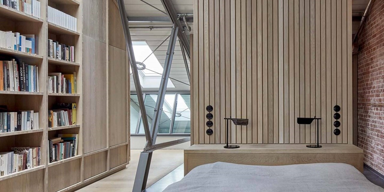 Esempio di installazione di prese Berker Serie 1930 rotonde e prese con placche di copertura nere su una parete rivestita in legno