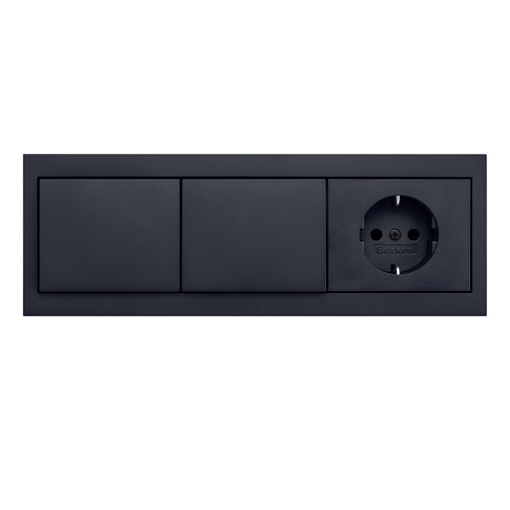 Vista frontale di una cornice a tre fori della serie civile di design Berker K.1 in plastica color nero ardesia, completa di due bilancieri e una presa schuko