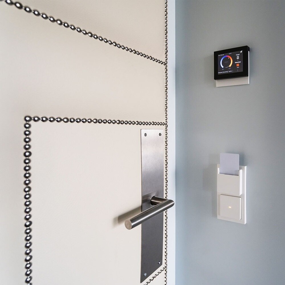 Esempio di installazione di Berker Q.3 Hotelcard, interruttori della luce e KNX Touch Control per il controllo dell'illuminazione, del riscaldamento, ecc. nelle camere d'albergo