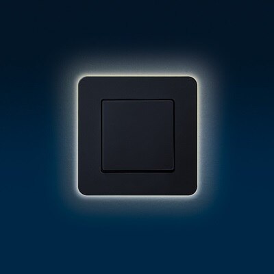 Interruttore a un modulo e bilanciere della serie civile Berker Q.7 di colore nero con retroilluminazione LED al 100% montato a parete