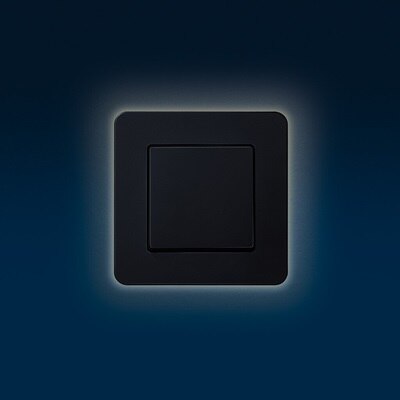 Interruttore a un modulo e bilanciere della serie civile Berker Q.7 di colore nero con retroilluminazione LED al 50% montato a parete