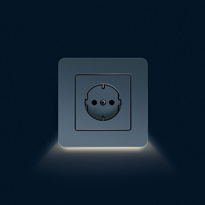 Presa di corrente Shuko a 1 modulo della serie civile Berker Q.7 di colore bianco con downlight LED al 100% montata a parete