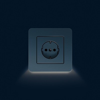 Presa di corrente Shuko a 1 modulo della serie civile Berker Q.7 di colore bianco con downlight LED al 50% montata a parete