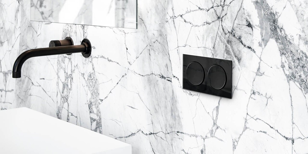 Esempio di installazione di un interruttore della luce Berker R.8 con elemento centrale rotondo e cornice a 2 moduli in nero su una parete in marmo in un bagno