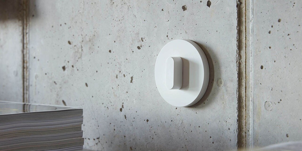 Esempio di installazione dell'interruttore della luce Berker R.classic con manopola e placca di copertura bianca su parete in cemento a vista