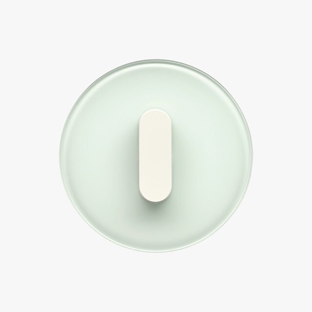 Vista frontale su fondo grigio dell'interruttore Berker R.classic con pulsante rotondo in nero lucido e cornice in acciaio inossidabile