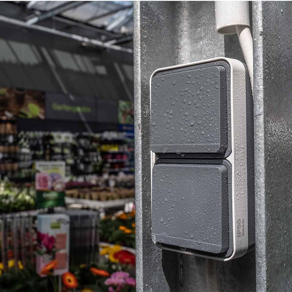 Esempio di installazione di un interruttore doppio Berker W.1 con bilanciere grigio montato all'interno dell'ncavo di una colonna di acciaio di una serra