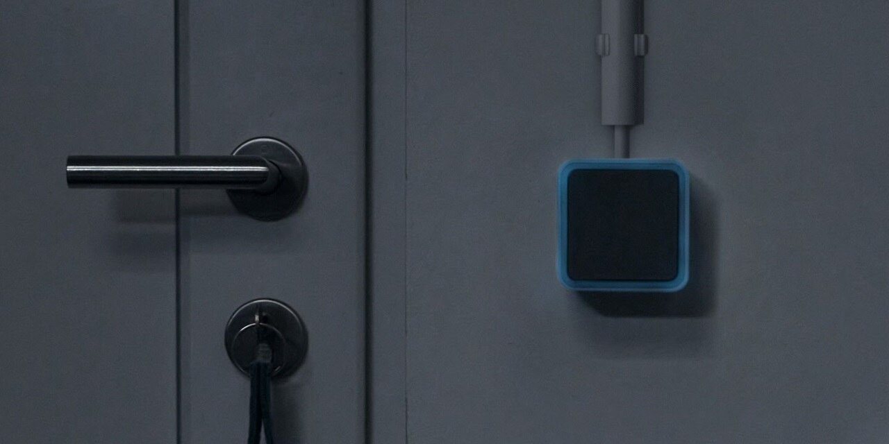 Esempio di installazione dell'interruttore della luce Berker W.1 da superficie con illuminazione per ambienti umidi su una parete grigia in un bagno