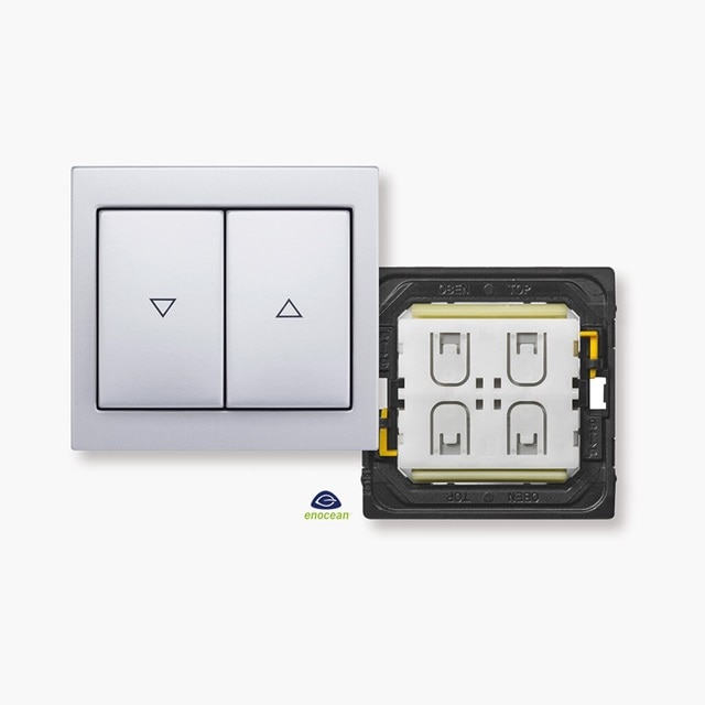 Vista frontale della radio da incasso Berker con display LCD, elementi di comando, altoparlante e cornice in bianco polare per la serie di interruttori e prese K.5