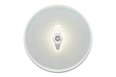 Vista frontale dell'interruttore della luce Berker con manopola illuminata, serie 1930, e cornice di copertura in vetro, serie Glas