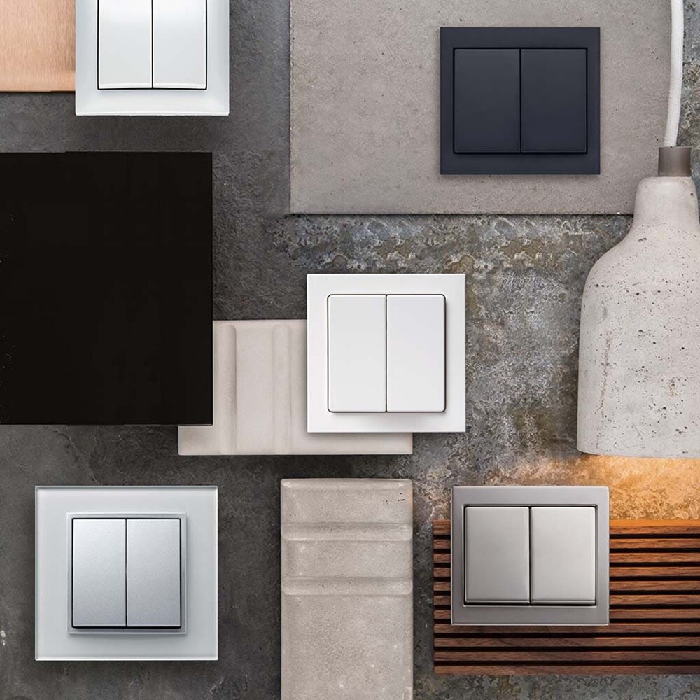 Collage di vari interruttori della luce Berker con bilanciere a 2 vie su materiali/superfici diversi