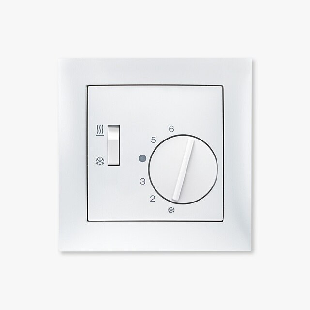 Vista frontale del regolatore di temperatura Berker 20298989 per pompe di calore con interruttore riscaldamento/raffreddamento e cornice Berker S.1 in bianco polare lucido