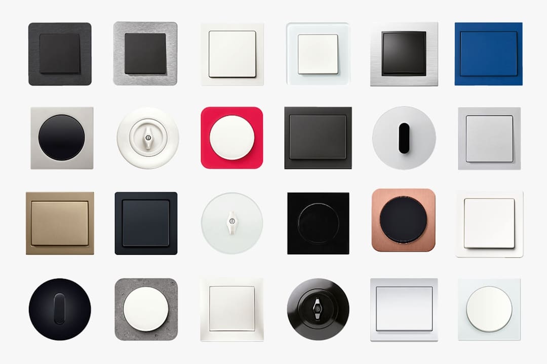 Vista frontale di un mix eterogeneo di interruttori delle serie civili Berker su fondo neutro