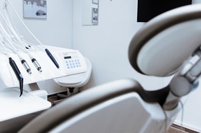 Ambiente applicativo di una postazione medica con poltrona da dentista e strumenti diagnostici in laboratorio clinico