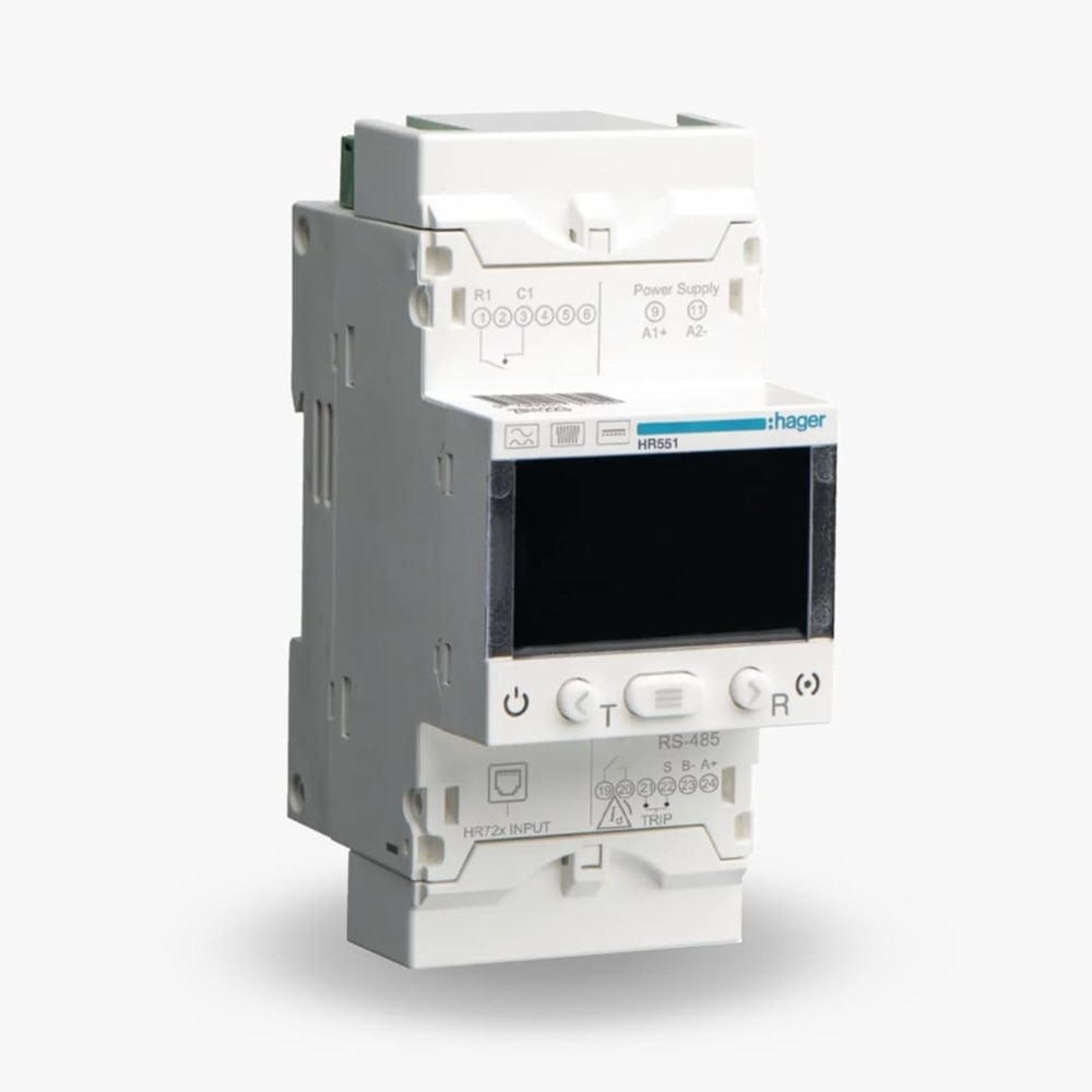 Vista a tre quarti del relè differenziale HR551 con display e LED su sfondo neutro