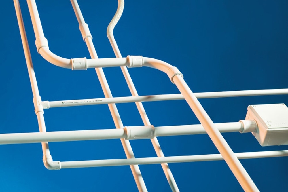 Sistema Stop per tubi rigidi INSET su sfondo blu