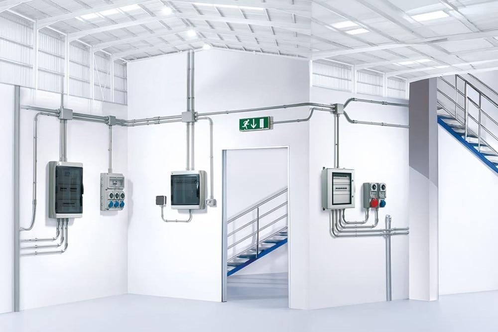 Render 3D di un applicazione di tubi rigide e guaine pmflex e inset in ambienti industriali