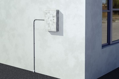 Esempio applicativo di tubi resistenti uv in esterno, collegati ad una cassetta su parete esterna di un'abitazione