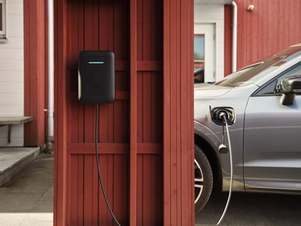 Colonnina di ricarica witty one Hager con frontalino nero, installata a parete all’interno del garage di un’abitazione residenziale.