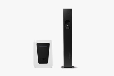 Accessori per colonnina di ricarica witty one Hager: vista frontale su sfondo grigio con colonna di supporto e frontale di colore bianco.