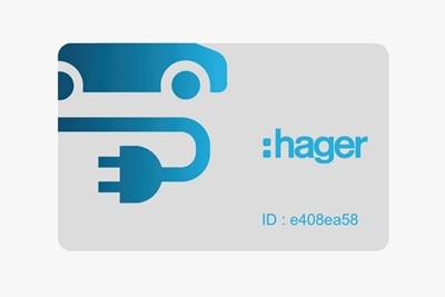 Vista frontale del badge RFID Hager per l'attivazione della colonnina di ricarica witty one, su sfondo grigio neutro.