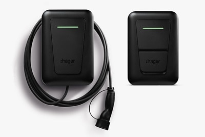 Vista frontale di due colonnine di ricarica witty one Hager su sfondo grigio: una versione con presa e una con cavo integrato, entrambe con frontalino di colore nero.